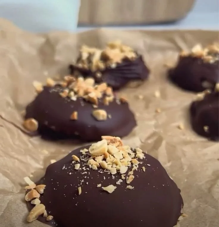 Plate of easy peanut butter chocolate bites for a delicious snack.