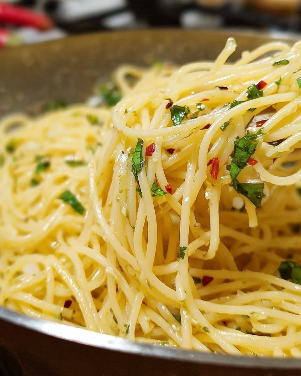 10-Minute Garlic & Olive Oil Spaghetti